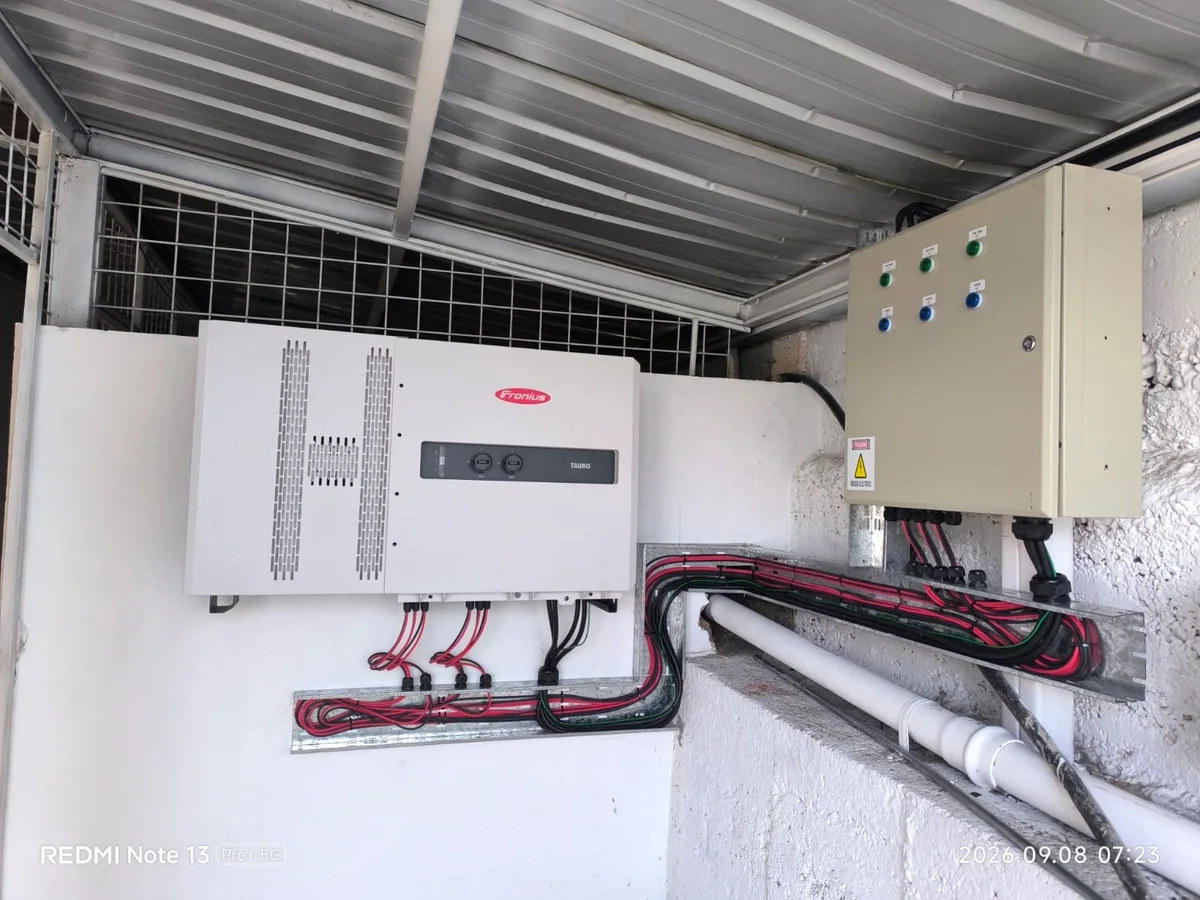 Inversor fotovoltaico Fronius y tablero de protección instalados en Modalidad Abierta y a Distancia de la UTPL